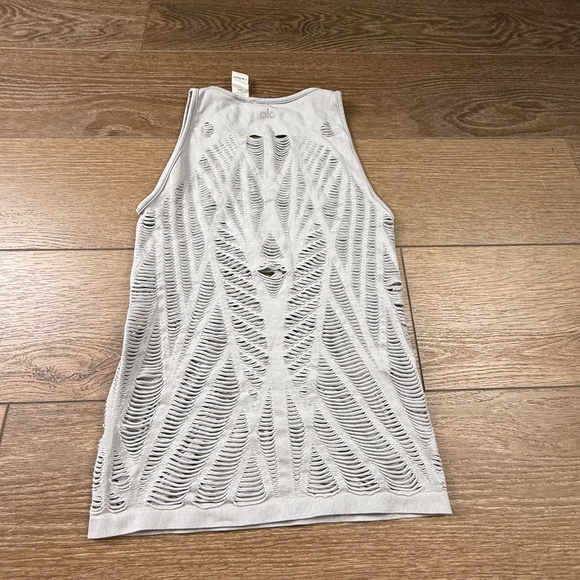 Alo Yoga Women's Vixen Fitted Tank Top Engineered Cut-Out Gray Size M Athletic - Picture 7 of 9